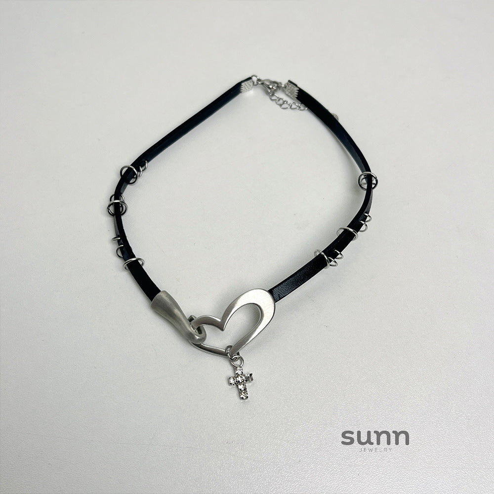 Lucinda Heart Cross Choker [LS7LOB2P]
