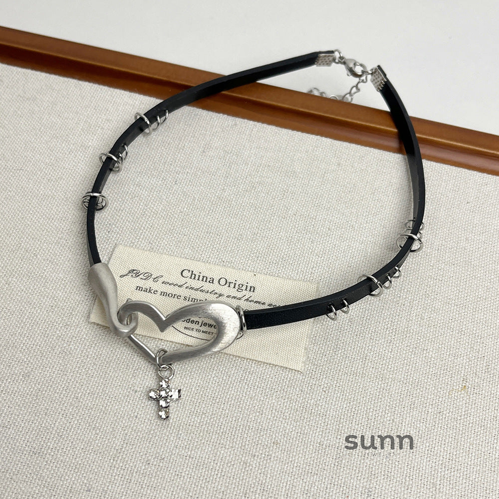 Lucinda Heart Cross Choker [RMUV9F17]