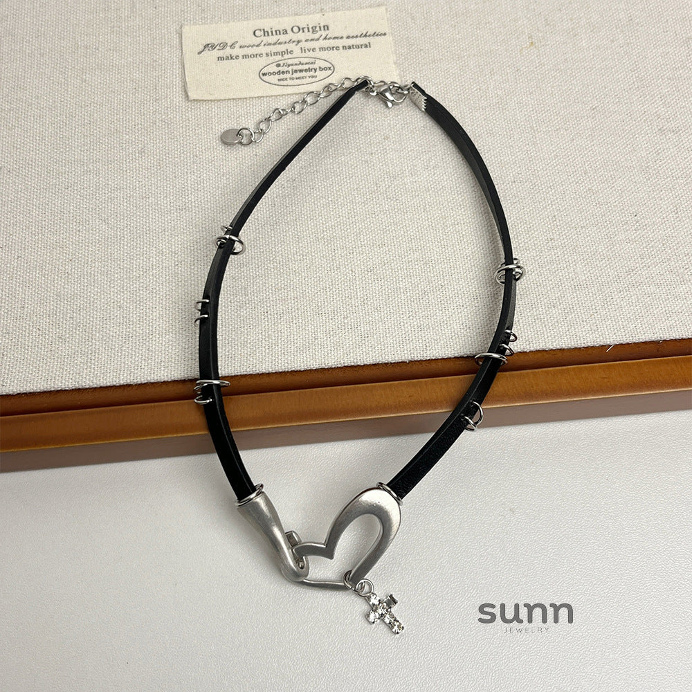 Lucinda Heart Cross Choker [CU3E49T4]