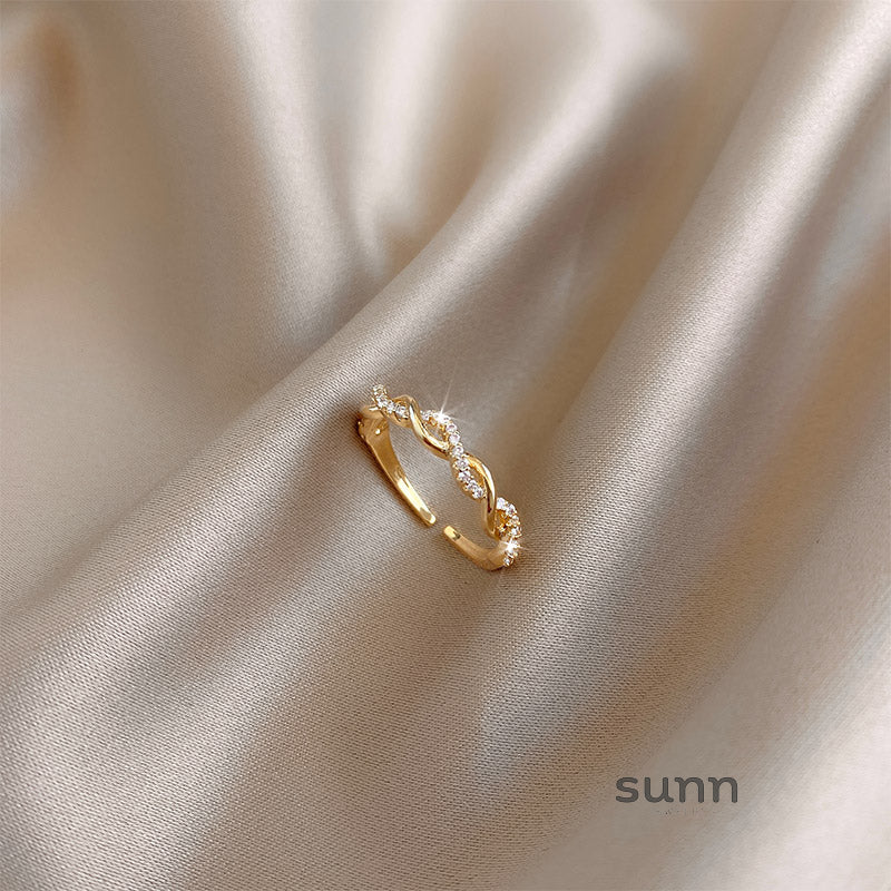 Lucy Delicate Adjustable Gold Ring [ZF3S2ZCD]