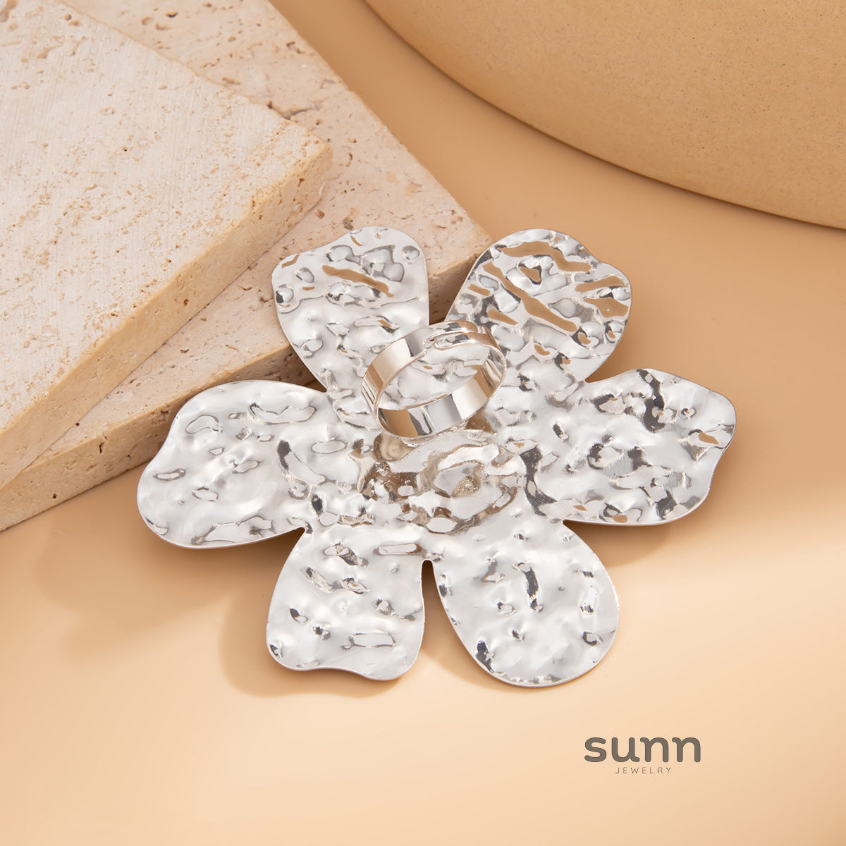 Lux Sculpted Floral Ring [76XCGG0R]