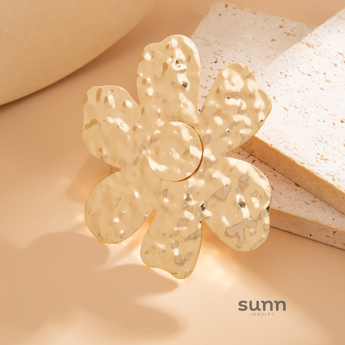 Lux Sculpted Floral Ring [98NT5VKF]