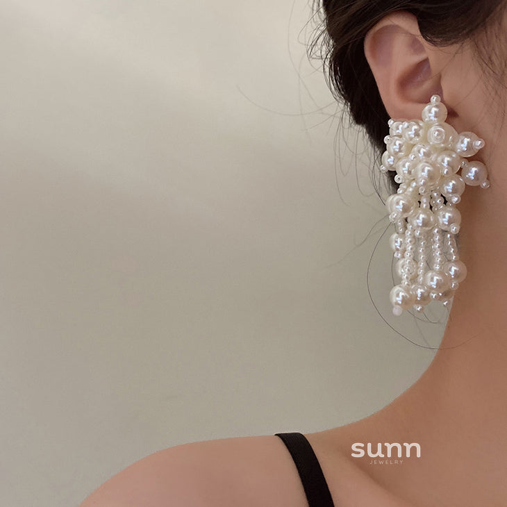 Luz Pearl Flower Tassel Earrings [FNW1LFDN]