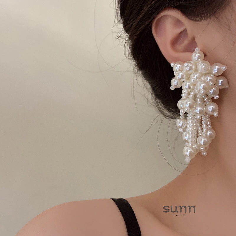 Luz Pearl Flower Tassel Earrings [Q75RR1BZ]
