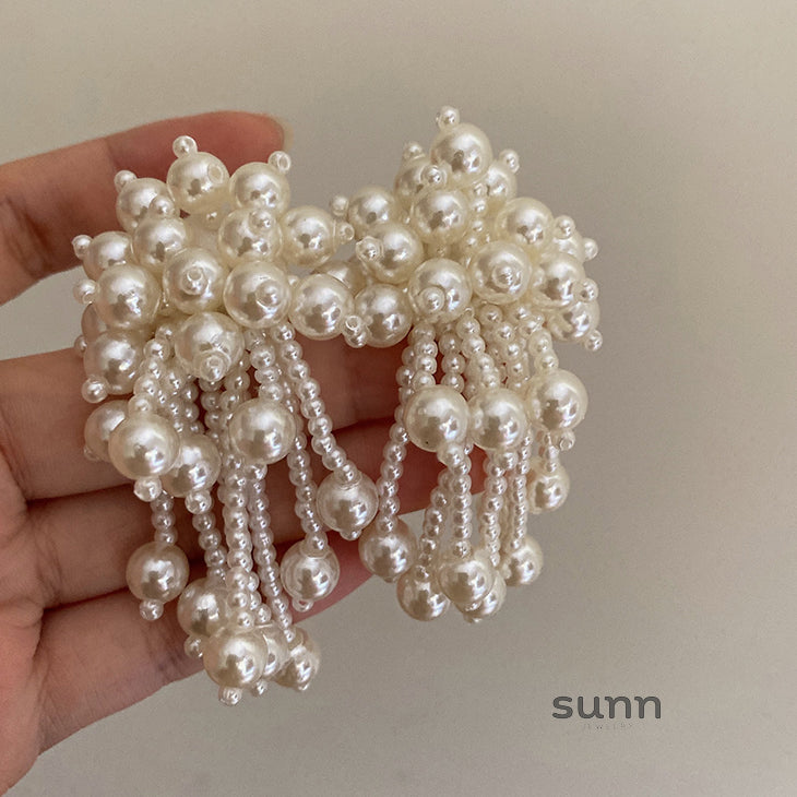 Luz Pearl Flower Tassel Earrings [GR0JSUPF]