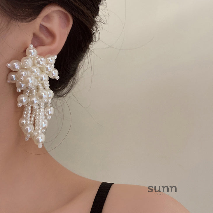 Luz Pearl Flower Tassel Earrings [J8N0N2VD]