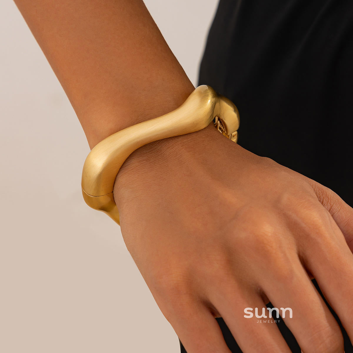 Lyana Asymmetric Water Drop Cuff [NYEC3QKO]