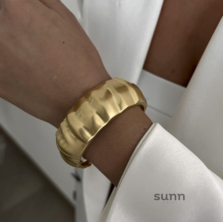 Lyana Asymmetric Water Drop Cuff [CR3CWFCW]