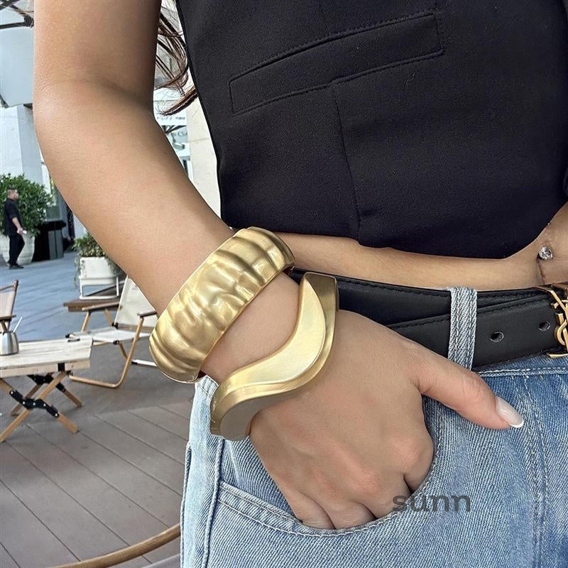 Lyana Asymmetric Water Drop Cuff [IV63Q9CD]