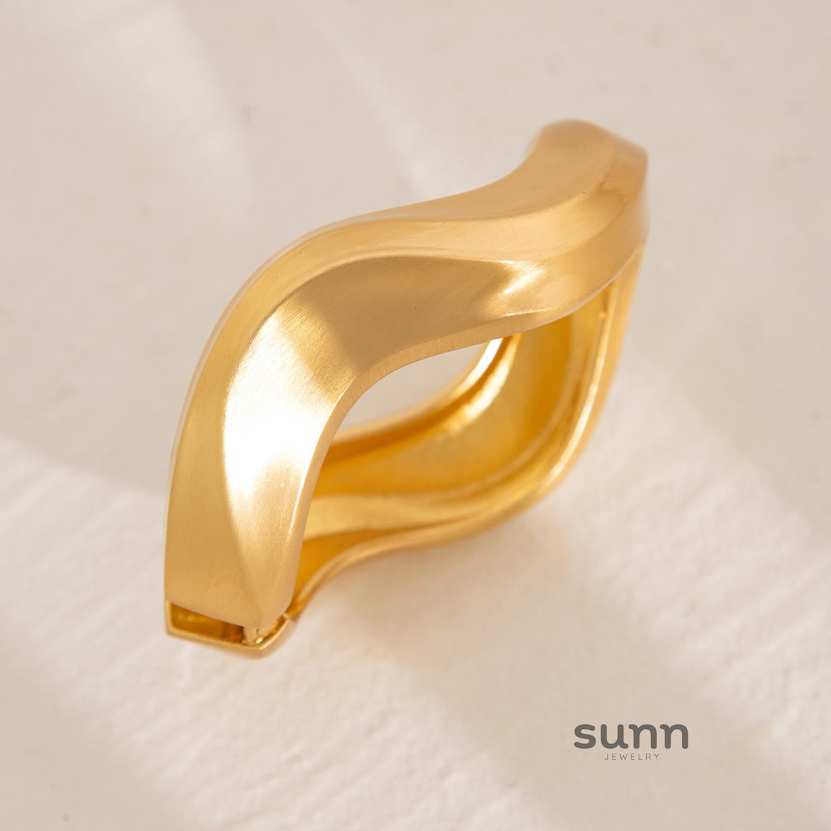 Lyana Asymmetric Water Drop Cuff [2RP2P2QG]