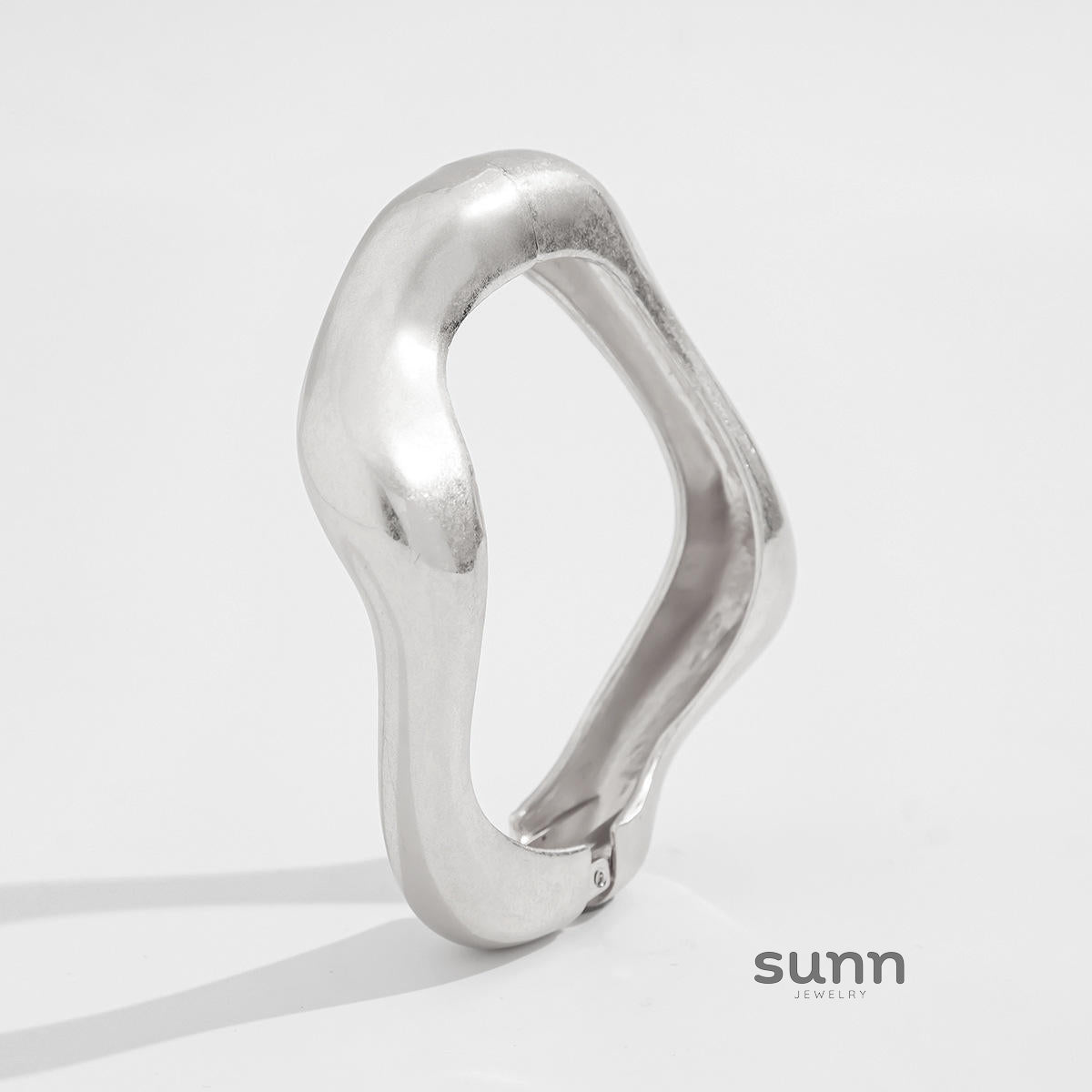 Lyana Asymmetric Water Drop Cuff [W0UAGYEW]