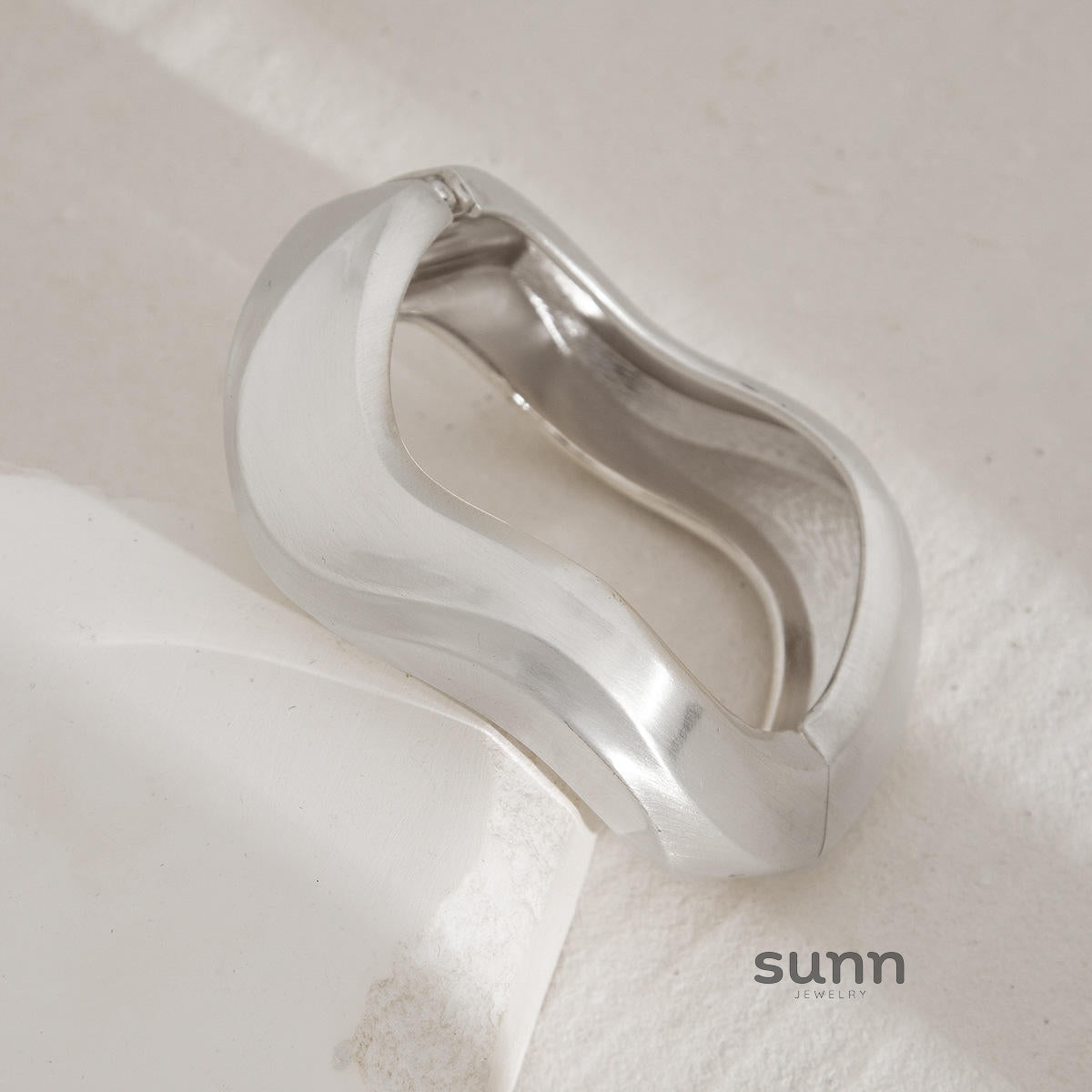 Lyana Asymmetric Water Drop Cuff [QLKCBFMF]