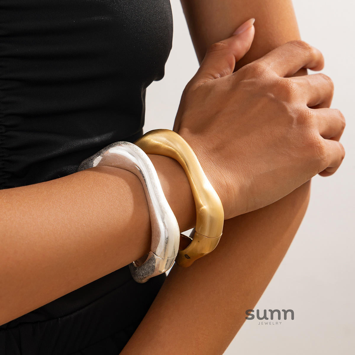 Lyana Asymmetric Water Drop Cuff [3TMYC783]
