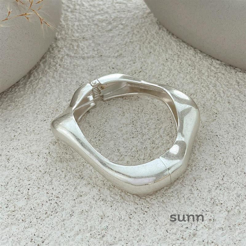 Lyana Asymmetric Water Drop Cuff [6GMO7604]