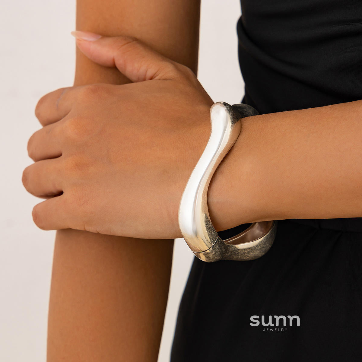 Lyana Asymmetric Water Drop Cuff [PSA9JQTM]