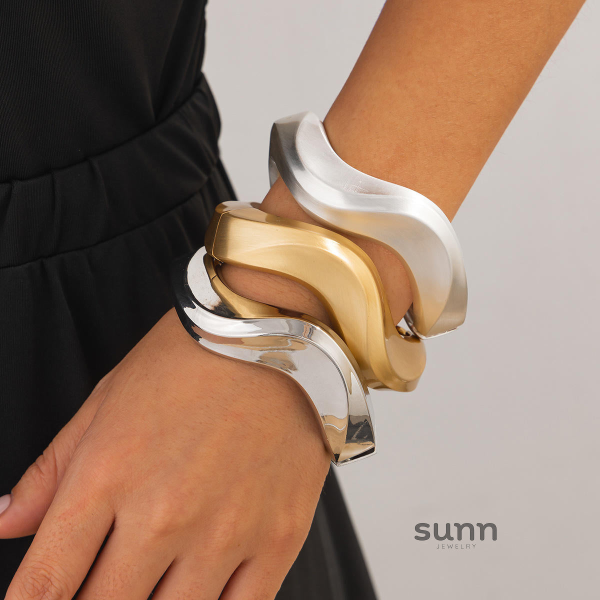 Lyana Asymmetric Water Drop Cuff [YPM3ZB92]