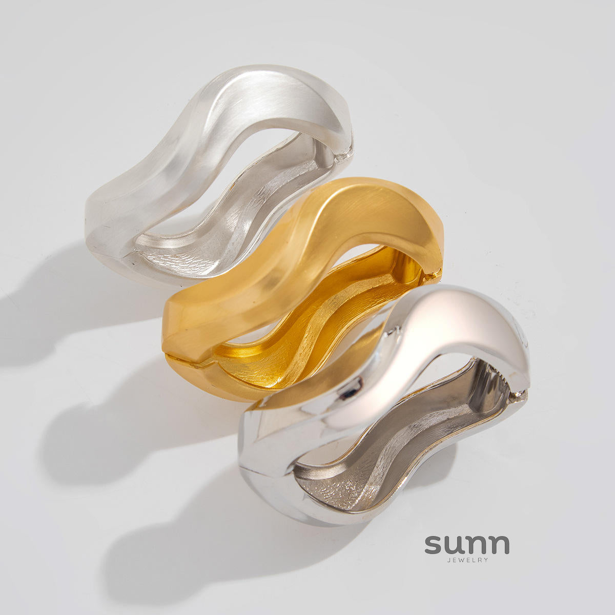 Lyana Asymmetric Water Drop Cuff [LDGDU26X]