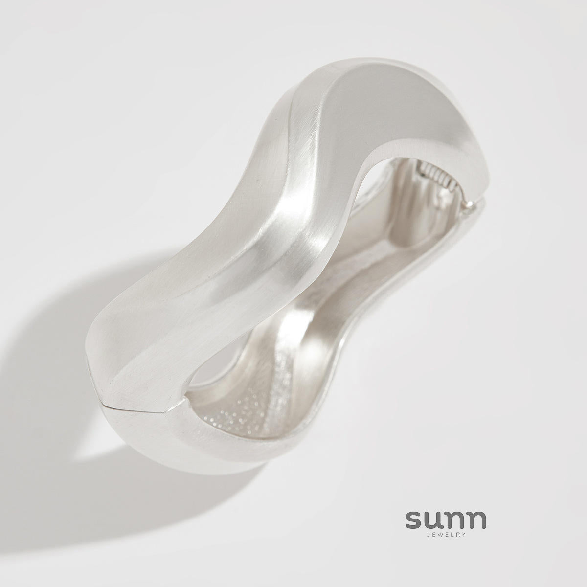 Lyana Asymmetric Water Drop Cuff [GHH4TW7F]