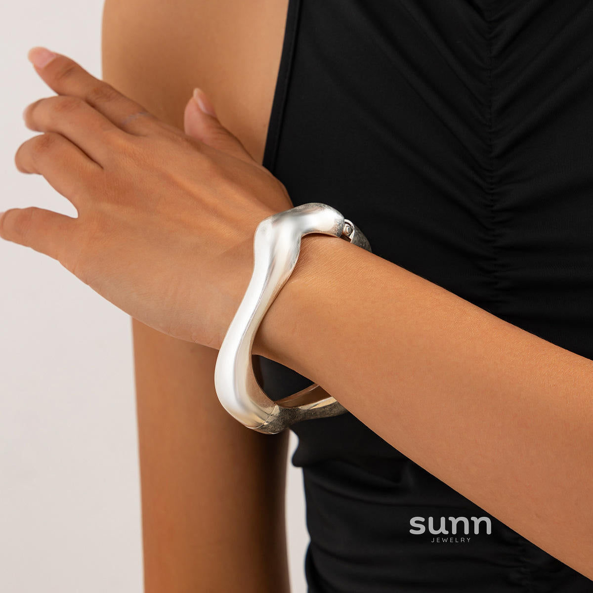 Lyana Asymmetric Water Drop Cuff [XDDW6X4K]