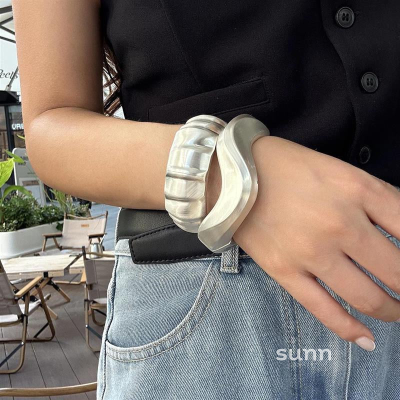 Lyana Asymmetric Water Drop Cuff [PZUAF6IY]