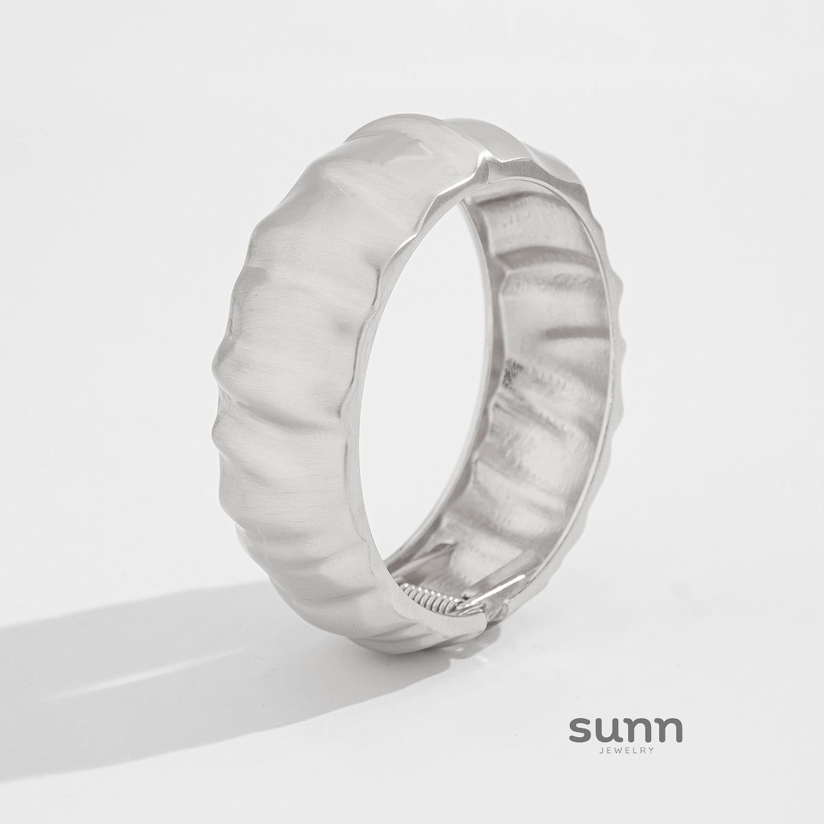 Lyana Asymmetric Water Drop Cuff [Z5WCMMCC]