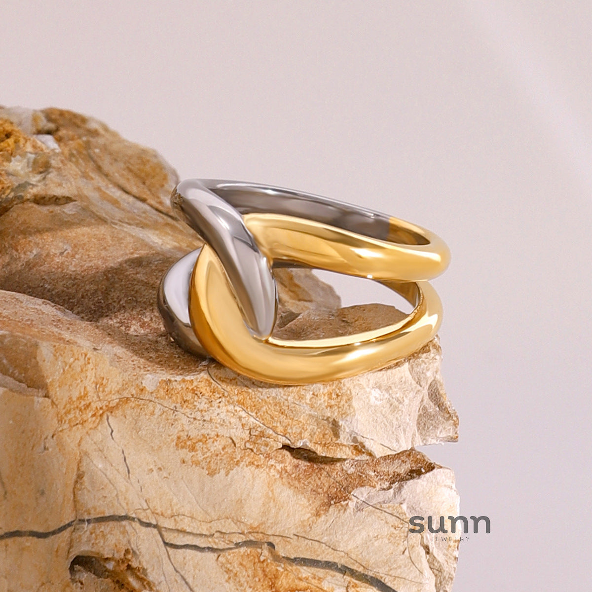 Lyliana Cross Statement Ring [E24U5ZCH]