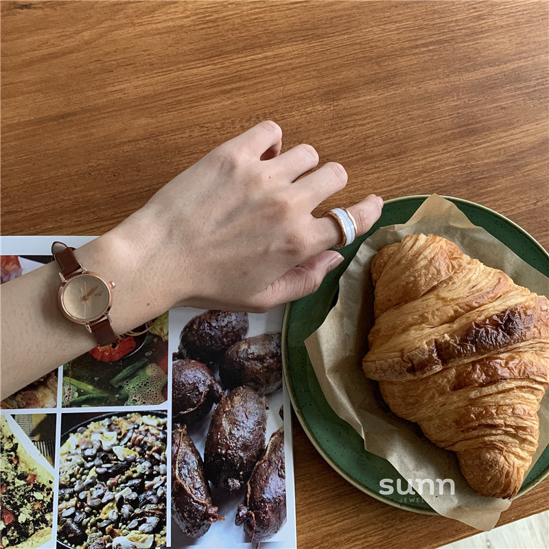 Lynden Retro Petite Leather Watch [IVPGKE2V]