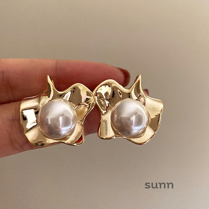 Lyriq Pearl Bloom Drop Earrings [7AFV8TF5]