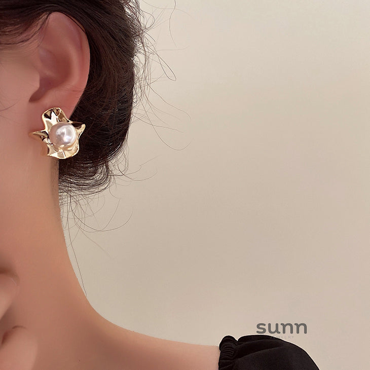 Lyriq Pearl Bloom Drop Earrings [LPTCXJX7]