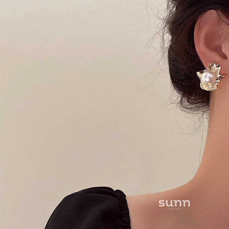 Lyriq Pearl Bloom Drop Earrings [JNVBRGSS]