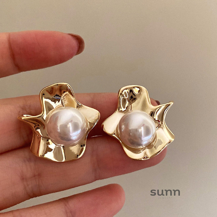 Lyriq Pearl Bloom Drop Earrings [RUXWEUBC]