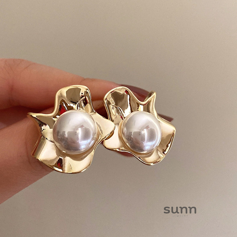 Lyriq Pearl Bloom Drop Earrings [CXAQEV4P]