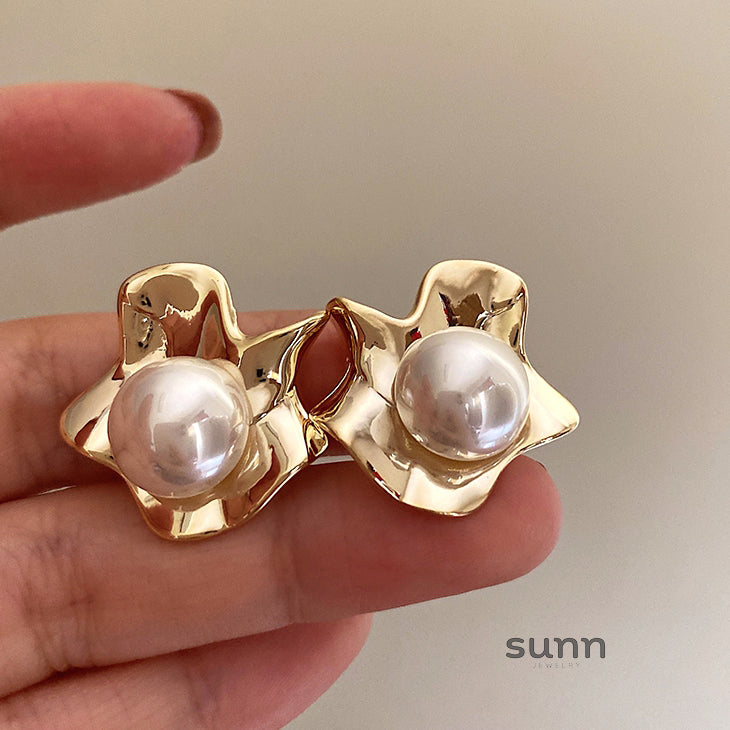 Lyriq Pearl Bloom Drop Earrings [TM7NDO5Y]