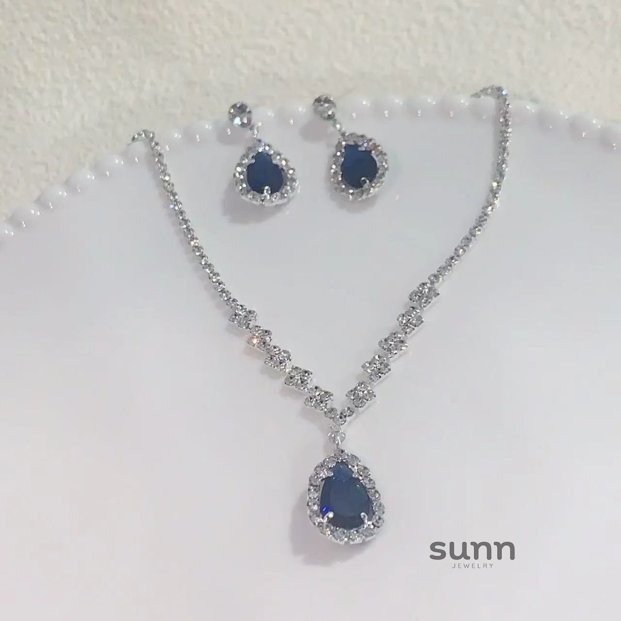 Maahi Sparkling Teardrop Necklace
