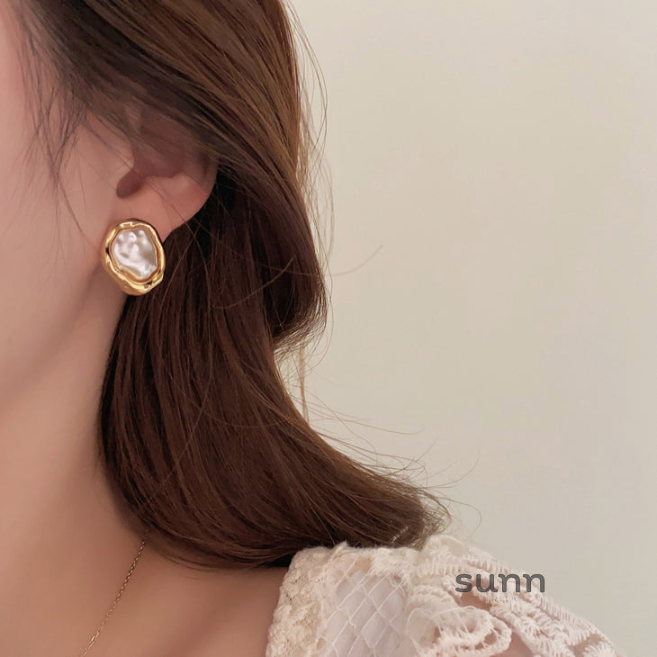 Maddison Asymmetrical Pearl Drop Earrings [1Q7OS5AC]