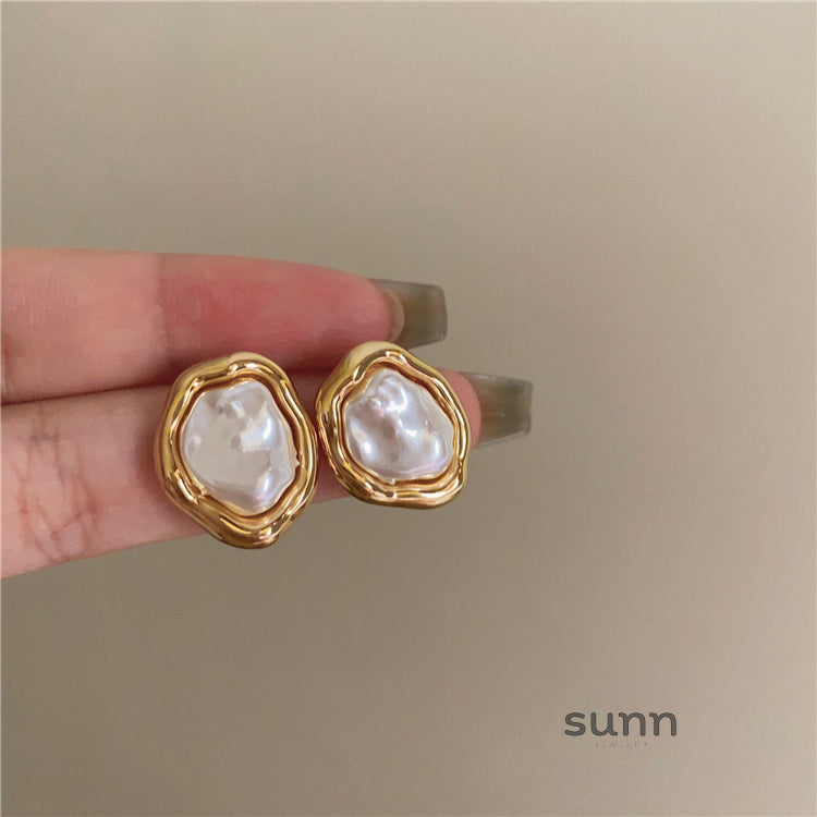 Maddison Asymmetrical Pearl Drop Earrings [A6G5W2FA]