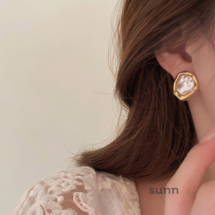 Maddison Asymmetrical Pearl Drop Earrings [R4P1SU9B]