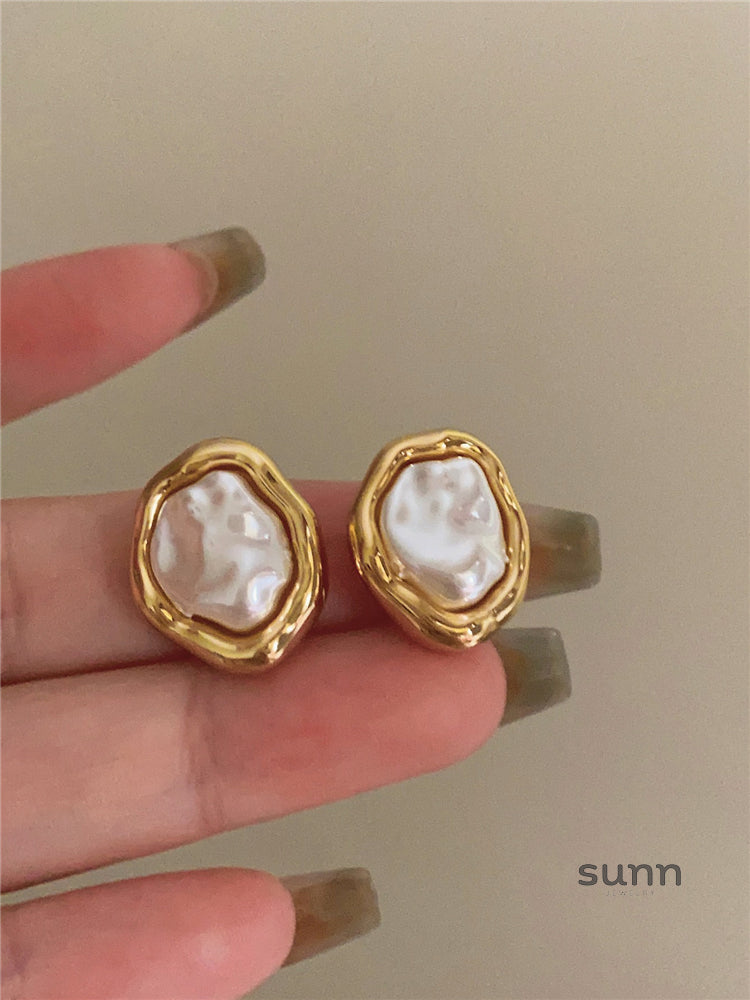 Maddison Asymmetrical Pearl Drop Earrings [QNI7RQDG]