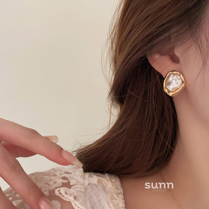 Maddison Asymmetrical Pearl Drop Earrings [D7SVS688]