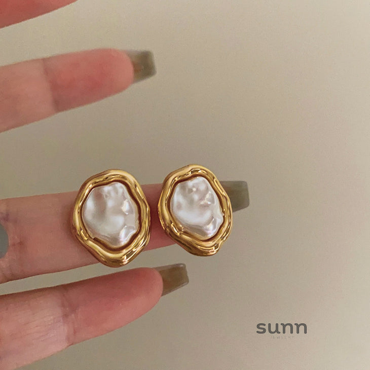 Maddison Asymmetrical Pearl Drop Earrings [TAAMVNA5]