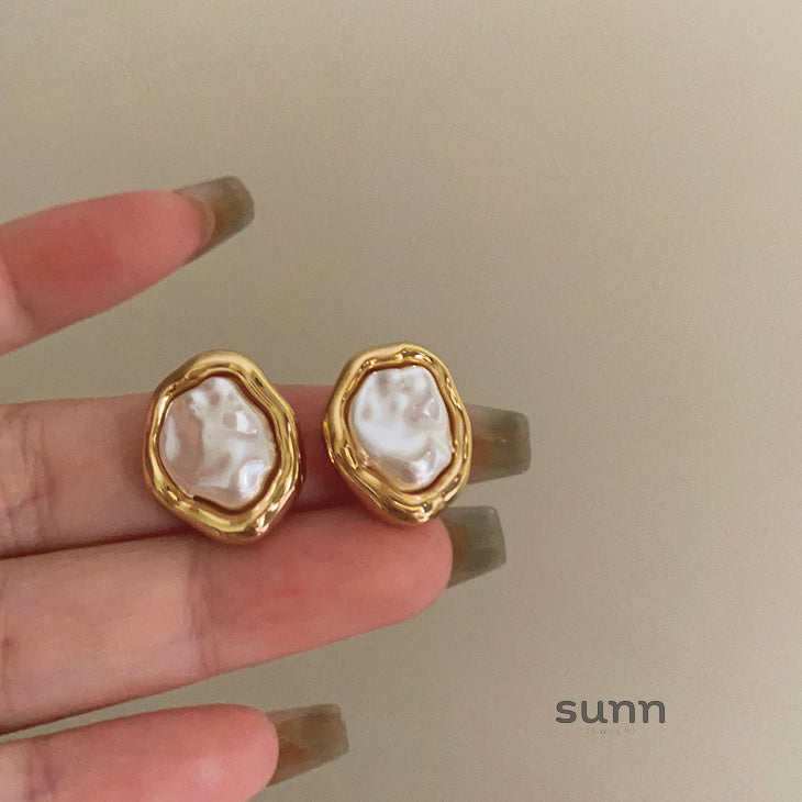Maddison Asymmetrical Pearl Drop Earrings [JZQR89EB]
