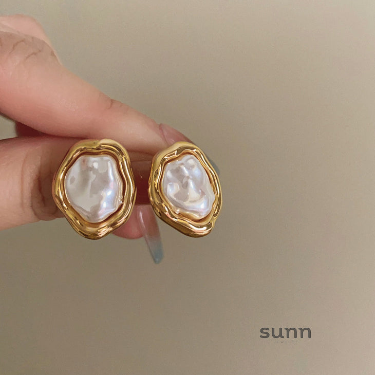Maddison Asymmetrical Pearl Drop Earrings [REKXMI42]