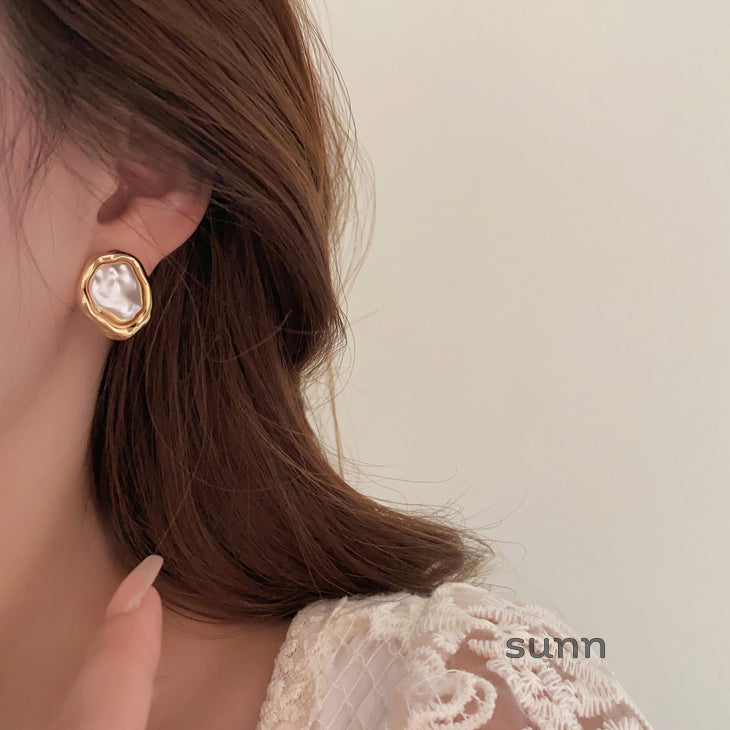 Maddison Asymmetrical Pearl Drop Earrings [VOLVN4S0]