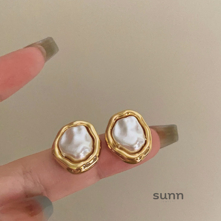 Maddison Asymmetrical Pearl Drop Earrings [9ZK0R6MS]