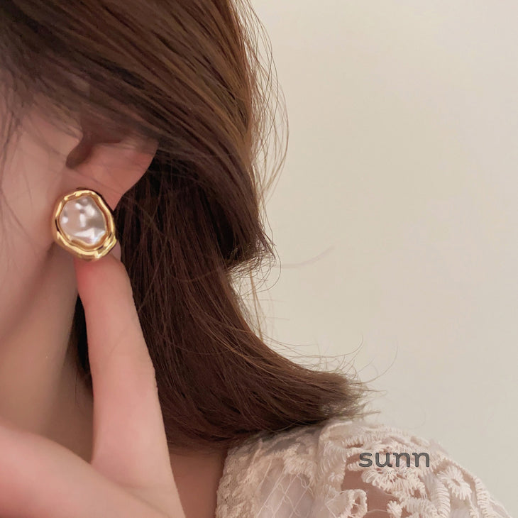 Maddison Asymmetrical Pearl Drop Earrings [T22O7P0X]