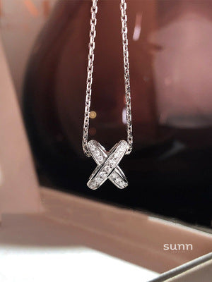 Maddox Delicate Cross Necklace [AKRMFZ56]