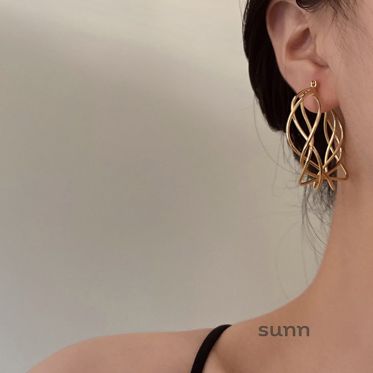 Maddux Sculptural Gold Hoops [XH190F9L]