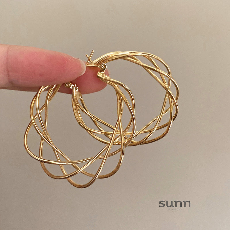 Maddux Sculptural Gold Hoops [D10M9GTB]