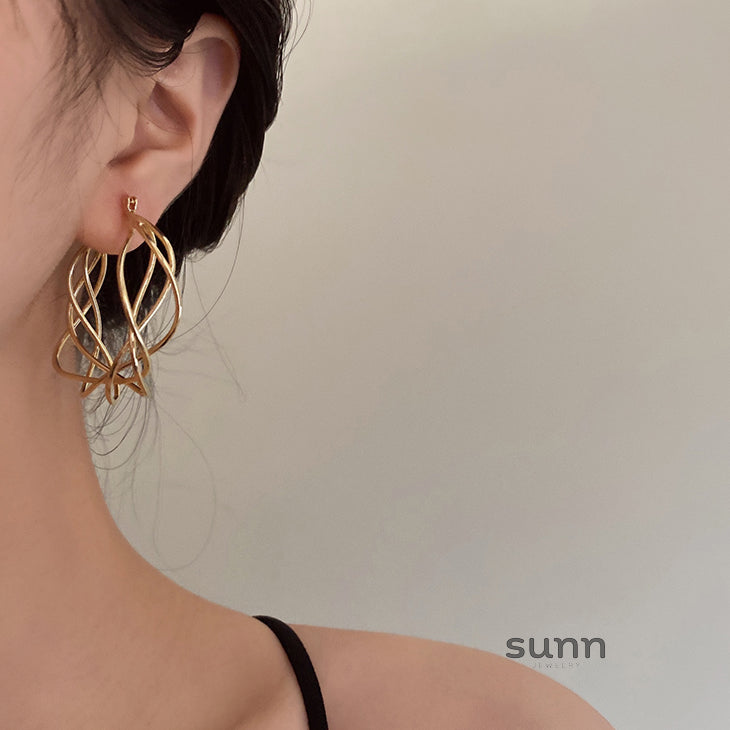Maddux Sculptural Gold Hoops [609WPWT3]