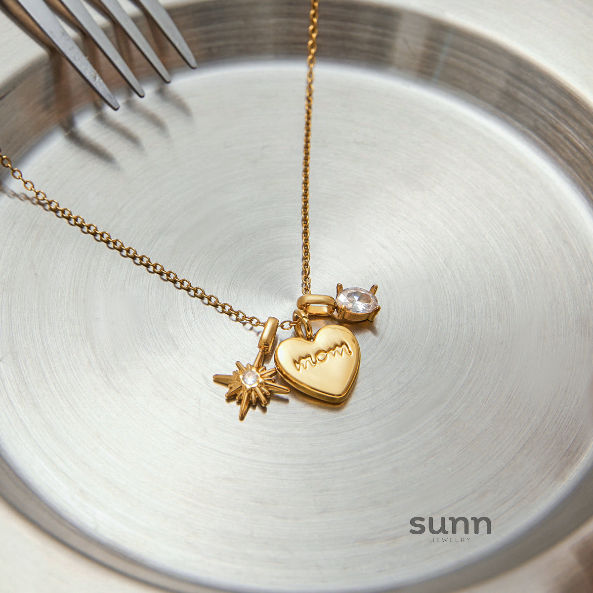 Magdalena Delicate Heart Necklace [QZQLVNE6]